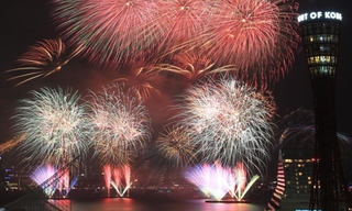 150周年を記念して、1万5千発を打ち上げた「みなとこうべ海上花火大会」=神戸市中央区波止場町、神戸ポートタワーホテル(撮影・小林良多)