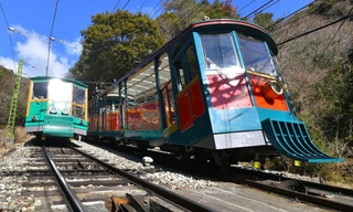 上りと下り互いにすれ違う六甲ケーブルの車両。2017年3月10日に開業85周年を迎える=神戸市灘区(撮影・風斗雅博)