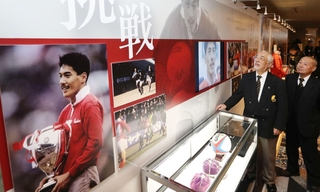 現役時代の雄姿など平尾誠二さんゆかりの品々が並ぶ展示コーナーに見入る式典出席者=10日午前、神戸市中央区港島中町6(撮影・大森 武)