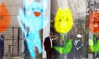 山口組の分裂で、神戸市内をはじめ両団体傘下の組事務所や施設周辺では、県警捜査員の姿を目にする機会が増えた。特に子どもが行き交い、集まる場所が近い場合は警戒に立つ表情と緊迫の度合いも厳しさが増す=神戸市中央区
