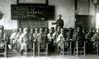 岩岡尋常高等小学校の授業風景=1932年ごろ(常光寺提供)