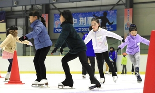 初級者向けの教室でステップの練習をする小学生ら。兵庫スケート界の将来を担う「金の卵」たちの表情は真剣そのもの=西宮市鳴尾浜1、ひょうご西宮アイスアリーナ