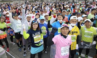 スタート前に気勢を上げるランナー=姫路市内