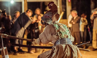 独特のリズムで踊るリョンサンの舞=加東市、上鴨川住吉神社