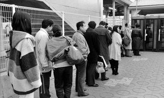 時間の経過とともに公衆電話の列が伸びた=1995年1月17日、三田市駅前町(武本俊文さん提供)