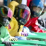 レース直前、ピットで鋭い視線を飛ばすレーサーたち=尼崎市水明町、ボートレース尼崎