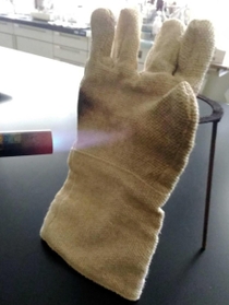 メタ系アラミド繊維でできた手袋をバーナーであぶっても、燃えにくい メタ系アラミド繊維でできた手袋をバーナーであぶっても、燃えにくい