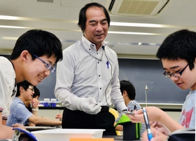 実験中も生徒の輪に入り、和やかな雰囲気づくりを心掛ける浜口隆之先生=神戸市東灘区魚崎北町8、灘中学校(撮影・中西幸大) 実験中も生徒の輪に入り、和やかな雰囲気づくりを心掛ける浜口隆之先生=神戸市東灘区魚崎北町8、灘中学校(撮影・中西幸大)