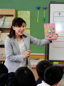 授業では、さまざまな本を紹介し、児童が新しい本に触れる機会をつくる=いずれも豊岡市中央町、豊岡小 授業では、さまざまな本を紹介し、児童が新しい本に触れる機会をつくる=いずれも豊岡市中央町、豊岡小