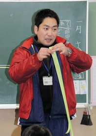 「これって本当に2分の1?」。児童に問いかける田中渉先生=姫路市南八代町、城乾小学校 「これって本当に2分の1?」。児童に問いかける田中渉先生=姫路市南八代町、城乾小学校