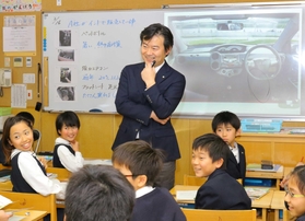 授業のポイントを絞り、写真や色ペンでビジュアル化。子どもたちの発言を引き出す村田辰明先生=関西学院初等部(撮影・大森 武) 授業のポイントを絞り、写真や色ペンでビジュアル化。子どもたちの発言を引き出す村田辰明先生=関西学院初等部(撮影・大森 武)