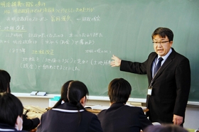 地租改正について説明する王子明紀先生=三田市志手原、上野台中学校 地租改正について説明する王子明紀先生=三田市志手原、上野台中学校