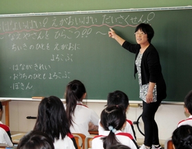 テンポよく、集中力のきれない授業を展開する永福智美先生=真野小学校 テンポよく、集中力のきれない授業を展開する永福智美先生=真野小学校