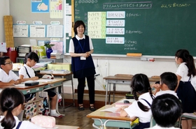 「クラスみんなで作るゼリーを決めよう」がこの日の目標。大平美鈴先生は児童たちが意見を述べるのを見守る=加古川市加古川町木村 「クラスみんなで作るゼリーを決めよう」がこの日の目標。大平美鈴先生は児童たちが意見を述べるのを見守る=加古川市加古川町木村
