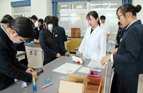運動の法則に関する実験を見守る中谷由紀子先生(右から2人目)=いずれもたつの市龍野町日山 運動の法則に関する実験を見守る中谷由紀子先生(右から2人目)=いずれもたつの市龍野町日山