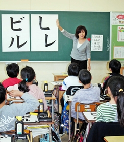 数々の仕掛けで授業を展開する山内有香子先生=神戸市西区玉津町高津橋 数々の仕掛けで授業を展開する山内有香子先生=神戸市西区玉津町高津橋