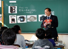 昔の電話機を手に、歴史と使い方を伝える青木一朗先生=尼崎市田能1 昔の電話機を手に、歴史と使い方を伝える青木一朗先生=尼崎市田能1