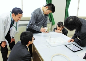 生徒がタブレット端末で手順を確認しながら実験を進めるため、津田将人先生(左)は巡回指導に専念できる=明石市大久保町谷八木 生徒がタブレット端末で手順を確認しながら実験を進めるため、津田将人先生(左)は巡回指導に専念できる=明石市大久保町谷八木
