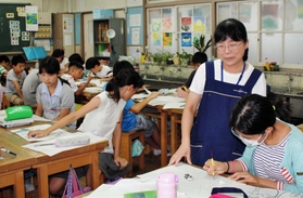 版画の下絵を描く作業。質問に答え、優しく児童を見守る福田裕美先生=尼崎市潮江2、潮小学校 版画の下絵を描く作業。質問に答え、優しく児童を見守る福田裕美先生=尼崎市潮江2、潮小学校