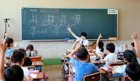 あえて間違えるなどし、子どもたちの「分かった!」を引き出す久保田健祐先生の算数の授業=西宮市笠屋町、鳴尾東小学校 あえて間違えるなどし、子どもたちの「分かった!」を引き出す久保田健祐先生の算数の授業=西宮市笠屋町、鳴尾東小学校