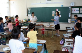 上村こずえ先生(左)と川崎由賀先生の2人で引っ張る授業=尼崎市武庫之荘本町3 上村こずえ先生(左)と川崎由賀先生の2人で引っ張る授業=尼崎市武庫之荘本町3