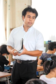 「生き方に正解はありません。悩むことに価値があります」と語り掛ける吉見響先生=尼崎市大庄中通4 「生き方に正解はありません。悩むことに価値があります」と語り掛ける吉見響先生=尼崎市大庄中通4