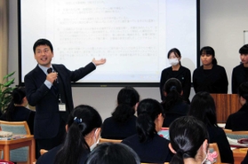 グループ発表を聞き、生徒たちに語りかける近藤隆郎先生=神戸市中央区諏訪山町 グループ発表を聞き、生徒たちに語りかける近藤隆郎先生=神戸市中央区諏訪山町
