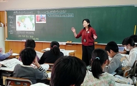 「資料を見て考えてみてね」と話し掛ける竹中美香子先生=いずれも神戸市兵庫区下三条町 「資料を見て考えてみてね」と話し掛ける竹中美香子先生=いずれも神戸市兵庫区下三条町
