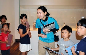 村上ふみ学芸員と陶芸の鑑賞を楽しむ子どもたち=篠山市今田町、兵庫陶芸美術館 村上ふみ学芸員と陶芸の鑑賞を楽しむ子どもたち=篠山市今田町、兵庫陶芸美術館