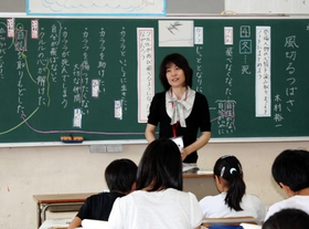 「どうしてかな?」と何度も児童に意見を聞く谷口祥子先生=いずれも姫路市青山北3 「どうしてかな?」と何度も児童に意見を聞く谷口祥子先生=いずれも姫路市青山北3
