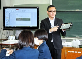 タブレット端末を片手に理科実験の手順を説明する松下持久先生=西宮市立真砂中学校 タブレット端末を片手に理科実験の手順を説明する松下持久先生=西宮市立真砂中学校
