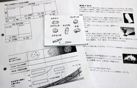 あえて白黒のままのプリント。授業の終わりに生徒が色を付ける あえて白黒のままのプリント。授業の終わりに生徒が色を付ける
