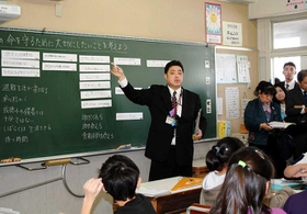 公開授業を行う齋藤元和先生=神戸市灘区備後町1 公開授業を行う齋藤元和先生=神戸市灘区備後町1