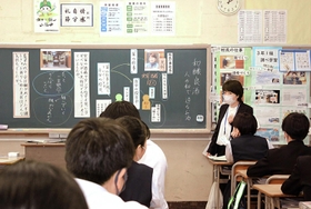 テンポ良く質問を投げ掛け、生徒とともに理解を深める松田裕美先生=姫路市延末、山陽中学校 テンポ良く質問を投げ掛け、生徒とともに理解を深める松田裕美先生=姫路市延末、山陽中学校