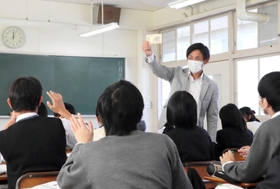 「眠たくならずに、どんどんチャレンジする授業を目指す」と話す清須賢先生=神戸市須磨区友が丘9、県立北須磨高校 「眠たくならずに、どんどんチャレンジする授業を目指す」と話す清須賢先生=神戸市須磨区友が丘9、県立北須磨高校