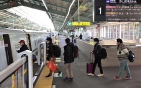 新型コロナ禍の中、帰省シーズンを迎えた26日、JR新神戸駅には大きな荷物を持った帰省客がちらほら。例年のラッシュとは打って変わって、ホーム上は閑散としていた。福岡県内の実家に向かう大学3年の男子学生(23)=神戸市東灘区=は「盆も新型コロナの影響で帰省できず、実家に帰るのは1年ぶり。離れて1人暮らしをする私を心配してくれる親戚に、元気な姿を見せたい」と話した=26日午前、神戸市中央区(撮影・斎藤雅志) 新型コロナ禍の中、帰省シーズンを迎えた26日、JR新神戸駅には大きな荷物を持った帰省客がちらほら。例年のラッシュとは打って変わって、ホーム上は閑散としていた。福岡県内の実家に向かう大学3年の男子学生(23)=神戸市東灘区=は「盆も新型コロナの影響で帰省できず、実家に帰るのは1年ぶり。離れて1人暮らしをする私を心配してくれる親戚に、元気な姿を見せたい」と話した=26日午前、神戸市中央区(撮影・斎藤雅志)