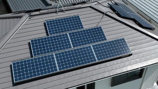 一戸建て住宅の屋根に設置されている太陽光発電パネル(ドローンから)=愛知県内で