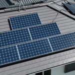 一戸建て住宅の屋根に設置されている太陽光発電パネル(ドローンから)=愛知県内で