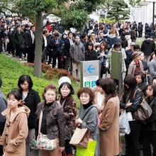 初公判の傍聴券を求め、約600人が長蛇の列をつくった=24日午後1時48分、神戸市中央区、神戸地裁(撮影・岡本好太郎)