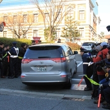 神戸地裁に入る野々村被告を乗せたとみられる車=26日午前9時20分、神戸市中央区橘通2