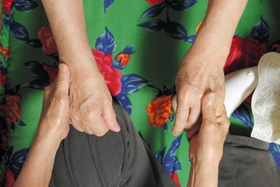 93歳の母親の手を取る76歳の金玉英さん(手前)=神戸市内 93歳の母親の手を取る76歳の金玉英さん(手前)=神戸市内