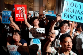 「憲法守れ」「未来を守れ」。デモでシュプレヒコールを上げる若者ら=JR大阪駅前 「憲法守れ」「未来を守れ」。デモでシュプレヒコールを上げる若者ら=JR大阪駅前