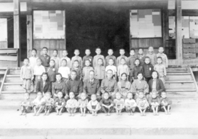 集団疎開してきた児童ら=1945年秋、豊岡市出石町内町、勝林寺(勝林寺提供) 集団疎開してきた児童ら=1945年秋、豊岡市出石町内町、勝林寺(勝林寺提供)