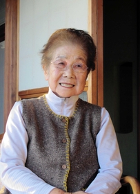 職場での厳しかった体験を振り返る鷲尾あさ子さん=いずれも神戸市西区神出町 職場での厳しかった体験を振り返る鷲尾あさ子さん=いずれも神戸市西区神出町