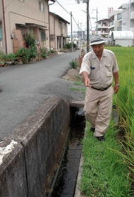 機銃掃射から逃れるため、身を潜めた用水路を指す西浦道雄さん=三田市高次2 機銃掃射から逃れるため、身を潜めた用水路を指す西浦道雄さん=三田市高次2