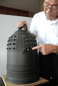 空襲の銃弾が貫通した半鐘。穴は水平に近い角度で撃ち抜かれており、相当低空から撃たれたとみられている=三田市三輪3、三輪会館 空襲の銃弾が貫通した半鐘。穴は水平に近い角度で撃ち抜かれており、相当低空から撃たれたとみられている=三田市三輪3、三輪会館