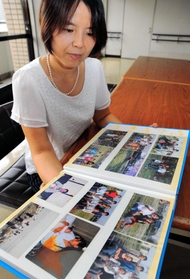 中国、日本の二つの国を生きた家族の写真を見つめる柳瀬艶子さん=宝塚市内 中国、日本の二つの国を生きた家族の写真を見つめる柳瀬艶子さん=宝塚市内
