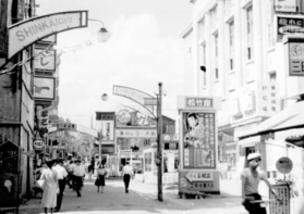 国定忠治の映画がかかる昭和30年代の新開地・松竹座前 国定忠治の映画がかかる昭和30年代の新開地・松竹座前