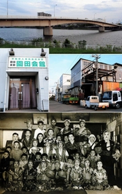 (上)(中)は現在の戸ノ内地区の街並み。(下)は戦後まもなく撮影された住民らの集合写真(玉城幸子さん提供) (上)(中)は現在の戸ノ内地区の街並み。(下)は戦後まもなく撮影された住民らの集合写真(玉城幸子さん提供)