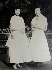 1957年5月、叔父の結婚式に出席した慧生さん(左)と嫮生さん(溥儀のおい、王昭さん提供) 1957年5月、叔父の結婚式に出席した慧生さん(左)と嫮生さん(溥儀のおい、王昭さん提供)
